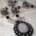 Колье с розовым кварцем и вышитыми бусинами