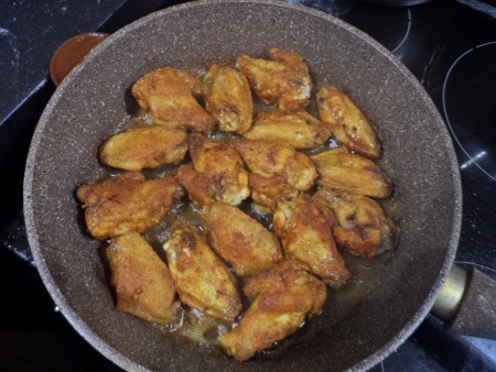 Кухня: Острые крылышки + сметано-чесночный соус