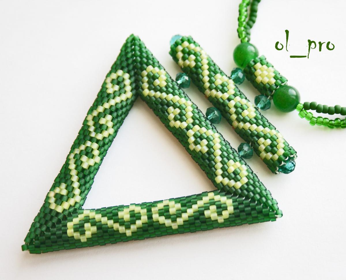Бусинка про. Зелёный треугольник с цифрой 2. Зеленый треугольный длинный камень находка.