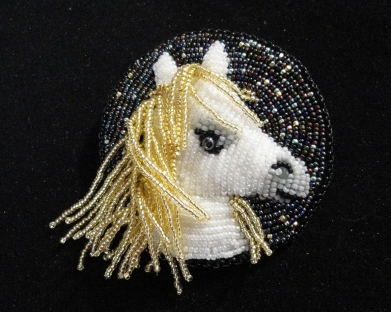 Сказки народов мира 2015: Брошь «Златогривый конь (златогривая кобылица)»