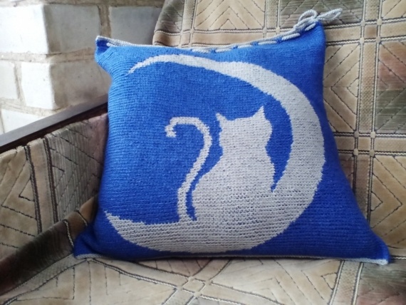 НЕбисерная лавка чудес: Интерьерная подушка Лунный кот. Жаккард крючком