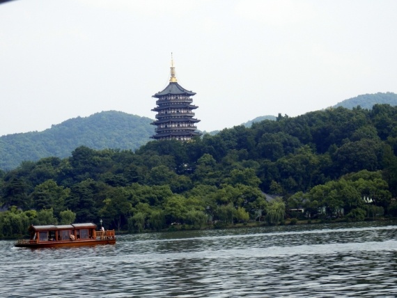 Путешествия: Пещера Жёлтого дракона, Пагода Шести Гармоний, Западное озеро... и китайская опера.