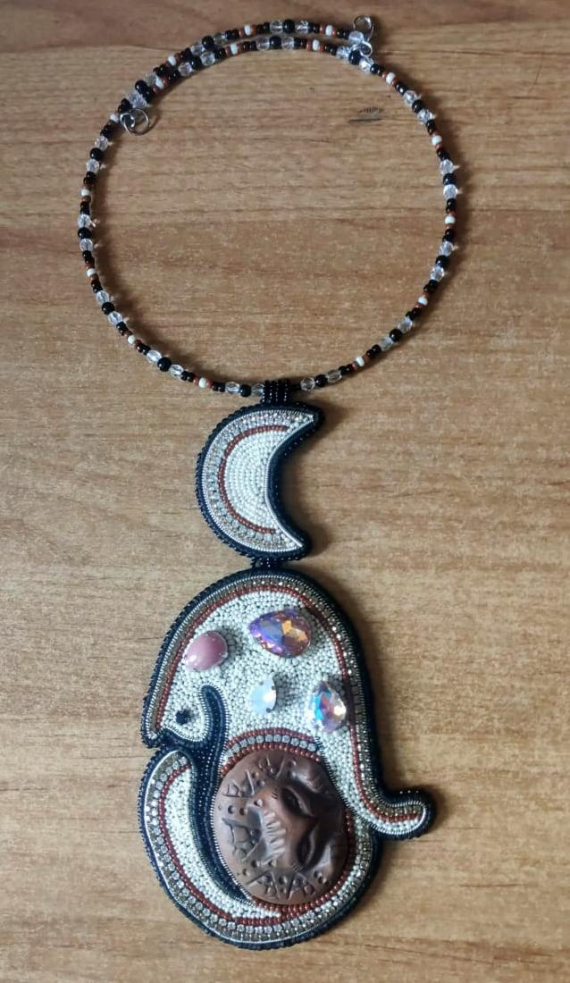 Альбом пользователя Мурлыкающая_Пантера: Кулон Поклоняясь месяцу...