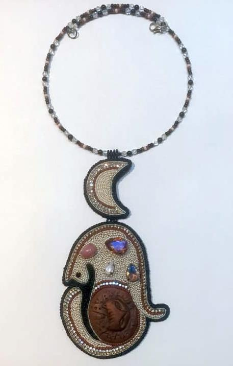 Альбом пользователя Мурлыкающая_Пантера: Кулон Поклоняясь месяцу...