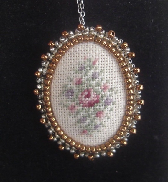 Альбом пользователя misty: Маленькие броши с микровышивкой