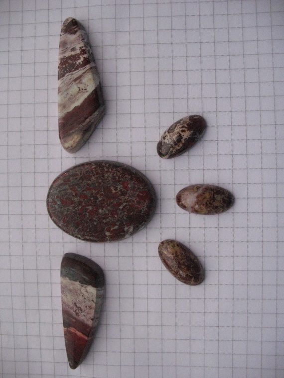 Колье из кабошонов