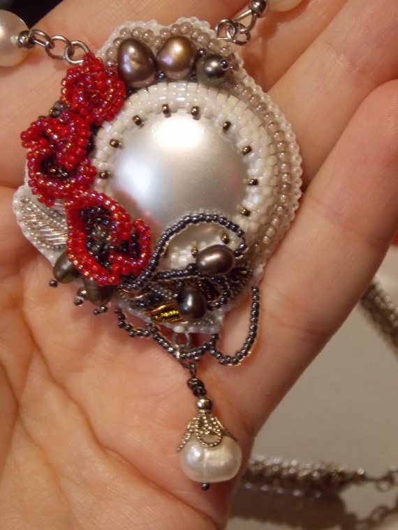 Альбом пользователя Мари05: Кулон Маки на снегу и брошь с монограммой