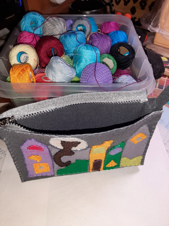 НЕбисерная лавка чудес: косметичка Котэ и крыши