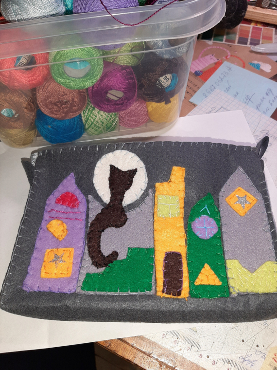 НЕбисерная лавка чудес: косметичка Котэ и крыши