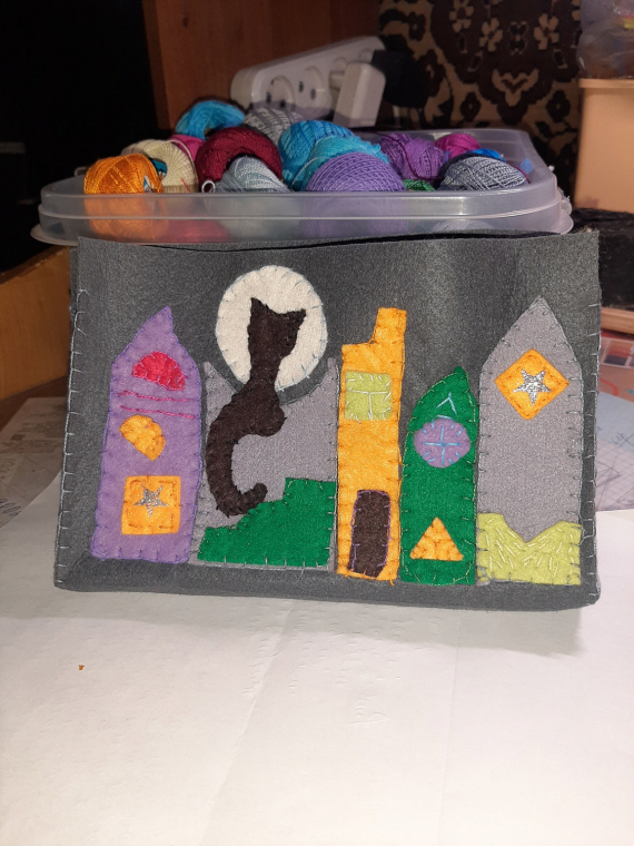 НЕбисерная лавка чудес: косметичка Котэ и крыши