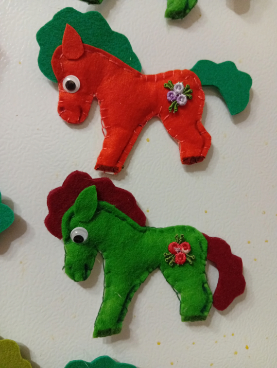 НЕбисерная лавка чудес: На нашу елку-Лошадки