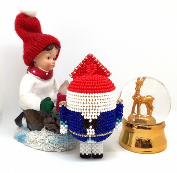 Альбом пользователя Natali_Natali: Игрушки на ёлку: Щелкунчик Патриотический и оплетенный шарик Рождественский