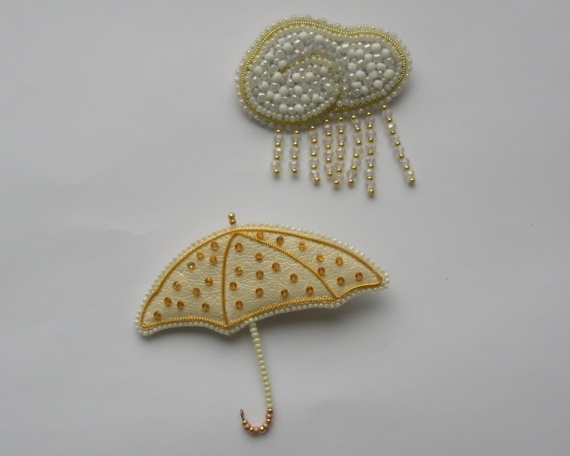 Альбом пользователя mambush: Брошки вышитые - золотой дождь: тучка и зонтик, еще зонтик и белая собака