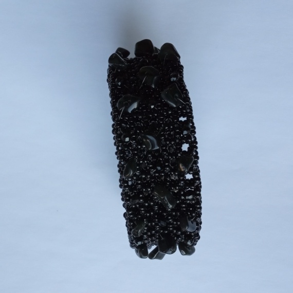 Альбом пользователя mambush: Браслет - черный с расшивкой кристаллами и сколами (квадратный жгут). Сережки - плетение кирпичиком. Опытные работы.