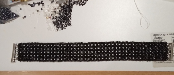 Альбом пользователя mambush: Браслет - черный с расшивкой кристаллами и сколами (квадратный жгут). Сережки - плетение кирпичиком. Опытные работы.