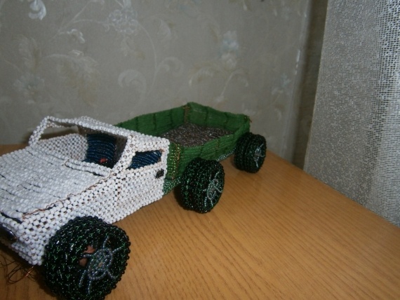 Альбом пользователя nee7dle2wo3ma8n: Машина из бисера (грузовая) с прицепом. Разработка моего ученика.