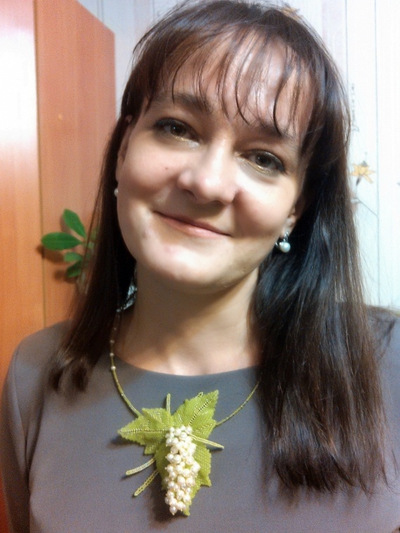 Альбом пользователя anela241175: А это маму попросила сфотографировать кулон на теле, что бы виден был размер. Вот как то так)))