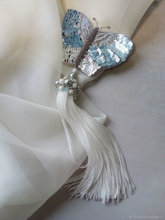 НЕбисерная лавка чудес: кулон-брошь бабочка из пайеток.