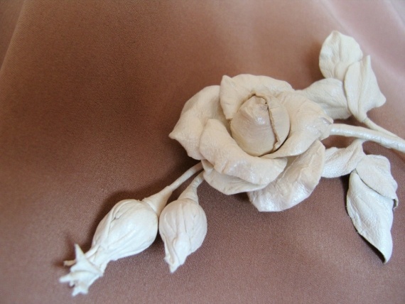 НЕбисерная лавка чудес: Белая роза,брошь из кожи.