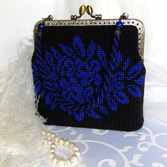 Голубая сумка с цветком из бисера (12см)