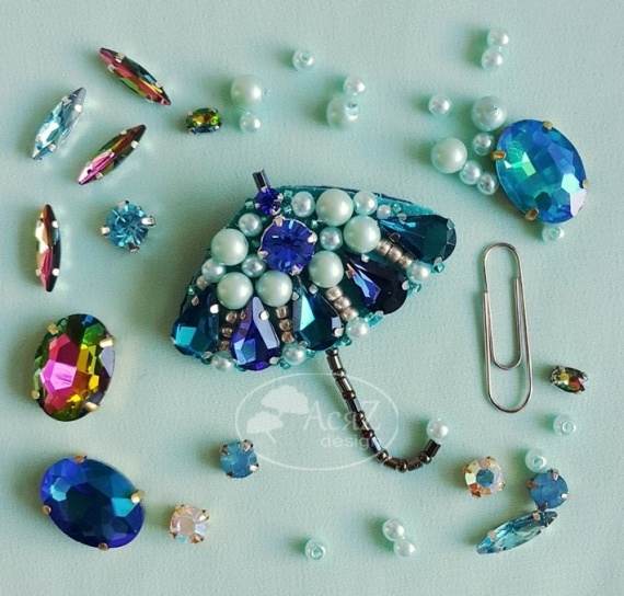 Альбом пользователя АсяZ: Брошь из бисера Зонт, стразы, бисер