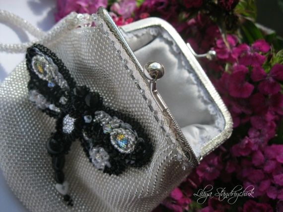 Альбом пользователя liliaS: Женская сумочка вязаная с бисером+ брошь «Стрекоза» выполнена в технике ручная вышивка бисером.