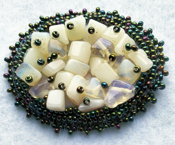 Альбом пользователя Roksana_Land: Вышитая брошь с каменной крошкой