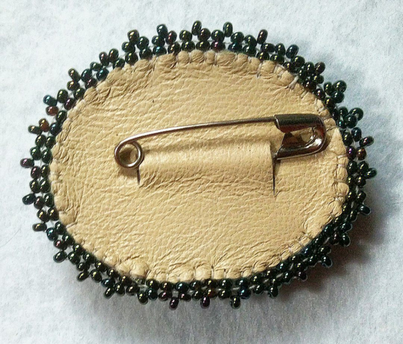 Альбом пользователя Roksana_Land: Вышитая брошь с каменной крошкой