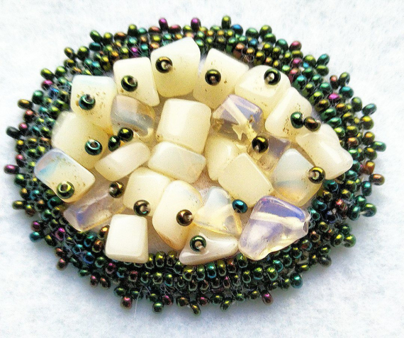 Альбом пользователя Roksana_Land: Вышитая брошь с каменной крошкой