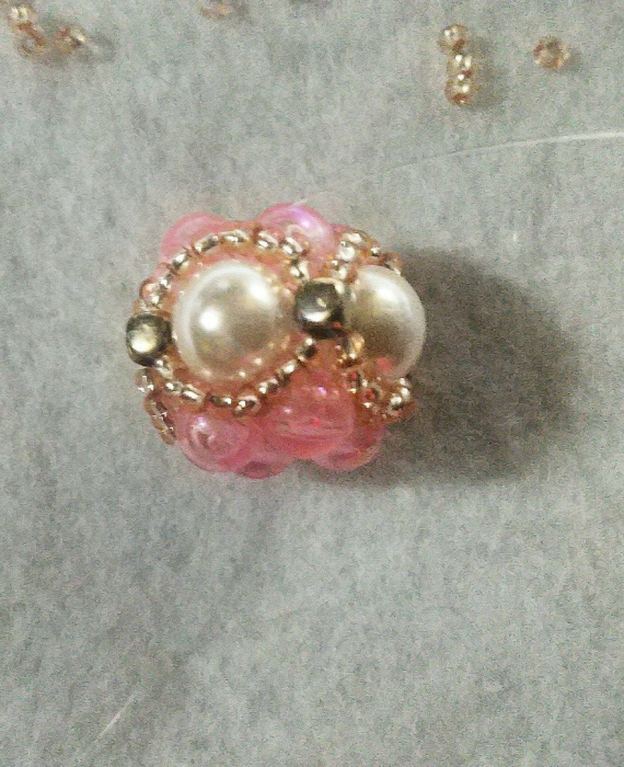 Альбом пользователя Roksana_Land: Маленький кулон из плетёной бусины.