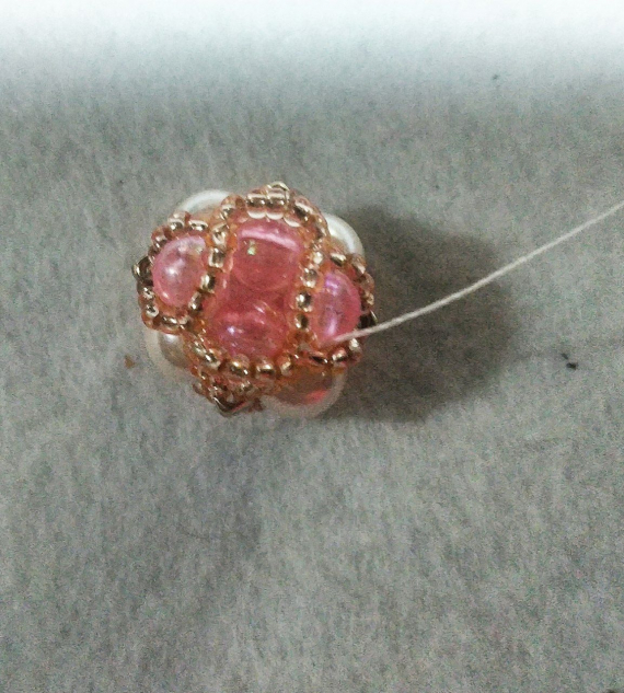 Альбом пользователя Roksana_Land: Маленький кулон из плетёной бусины.