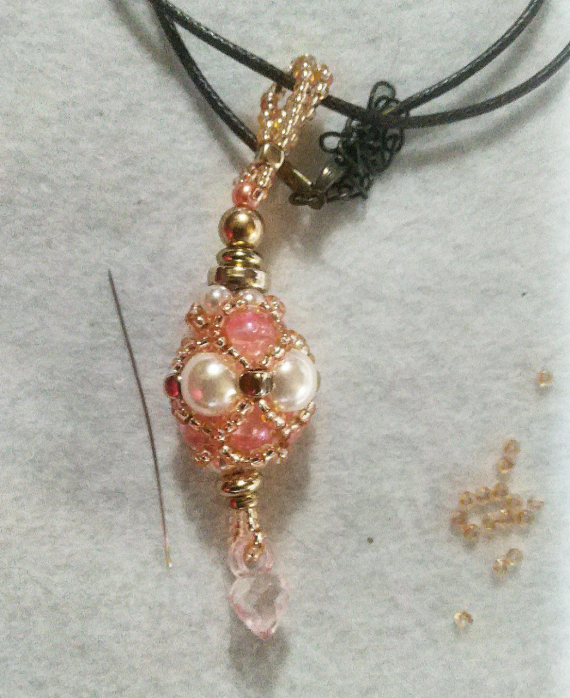 Альбом пользователя Roksana_Land: Маленький кулон из плетёной бусины.