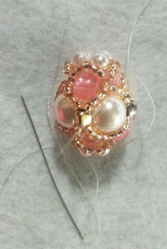 Альбом пользователя Roksana_Land: Маленький кулон из плетёной бусины.