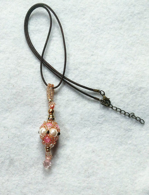 Альбом пользователя Roksana_Land: Маленький кулон из плетёной бусины.