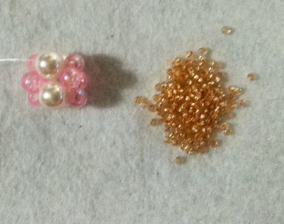 Альбом пользователя Roksana_Land: Маленький кулон из плетёной бусины.