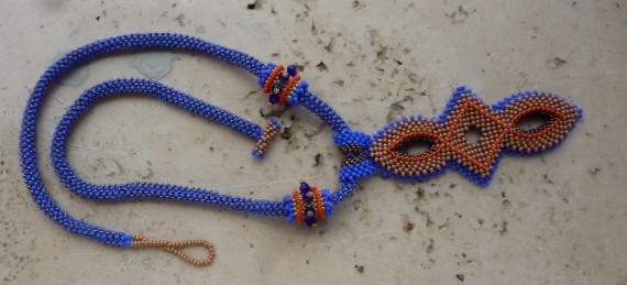 Альбом пользователя LanaGor: Сине-бежевый кулон с бусинами на плетеном шнуре