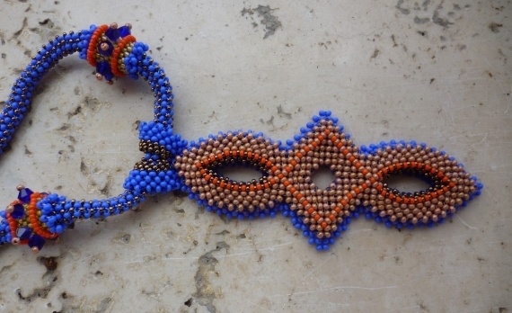 Альбом пользователя LanaGor: Сине-бежевый кулон с бусинами на плетеном шнуре
