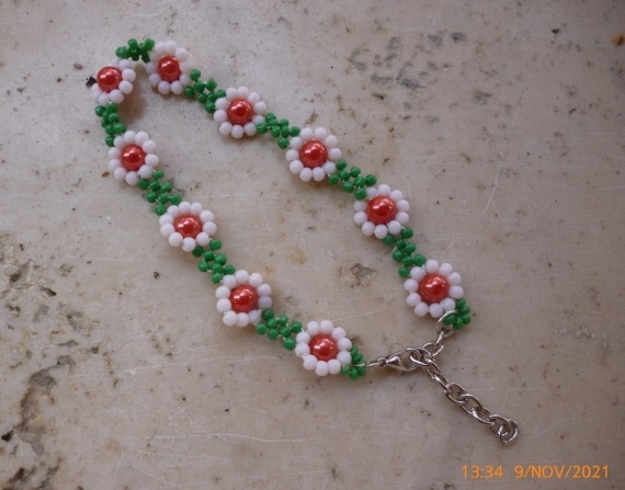 Альбом пользователя LanaGor: Два простых браслетика в красно-бело-зеленых тонах