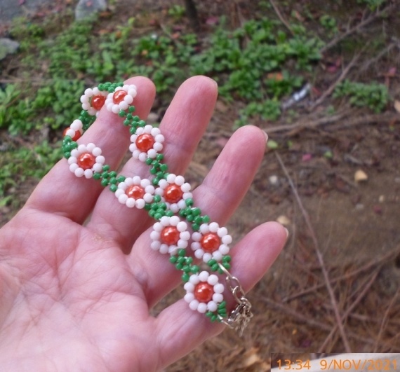 Альбом пользователя LanaGor: Два простых браслетика в красно-бело-зеленых тонах