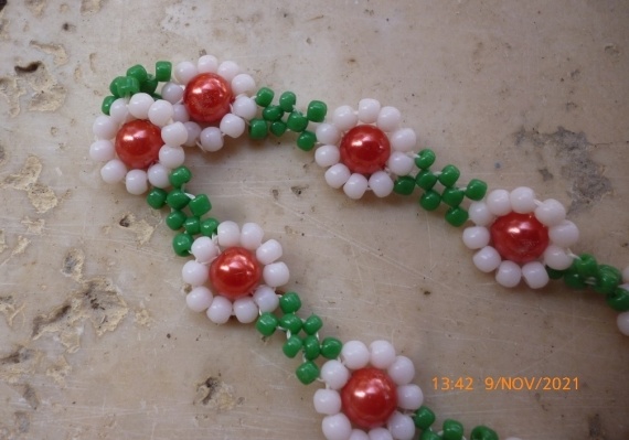 Альбом пользователя LanaGor: Два простых браслетика в красно-бело-зеленых тонах