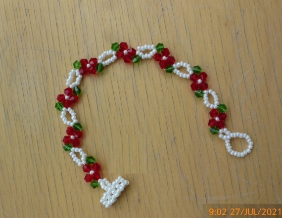 Альбом пользователя LanaGor: Два простых браслетика в красно-бело-зеленых тонах