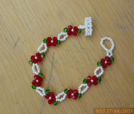 Альбом пользователя LanaGor: Два простых браслетика в красно-бело-зеленых тонах