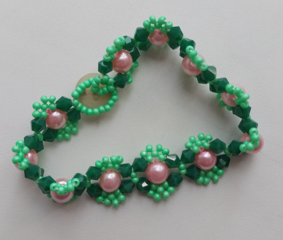 Альбом пользователя LanaGor: Зеленый браслет с биконусами и розовыми бусинами