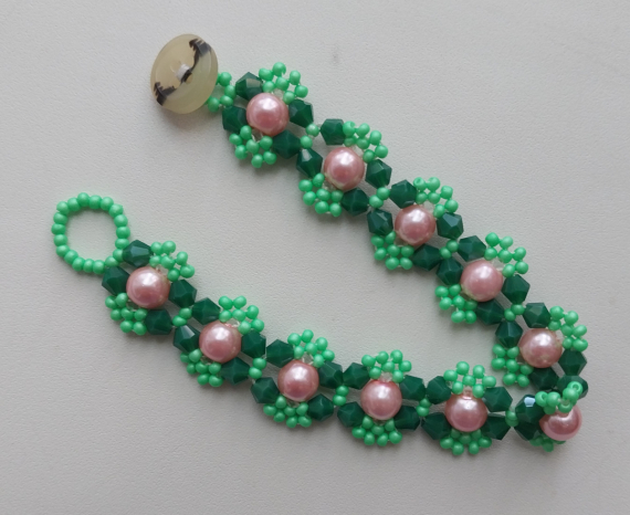 Альбом пользователя LanaGor: Зеленый браслет с биконусами и розовыми бусинами
