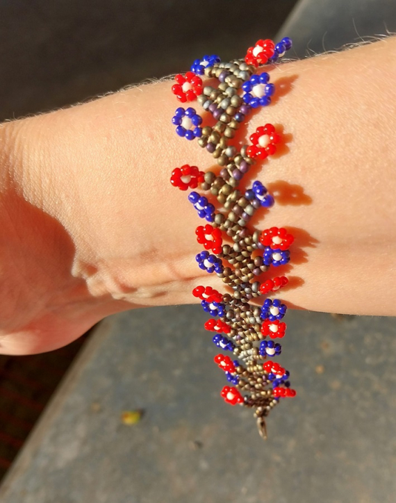 Альбом пользователя LanaGor: Браслетик цветочки на веточке (ндебеле)