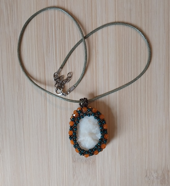 Альбом пользователя LanaGor: Кулон из белого камня