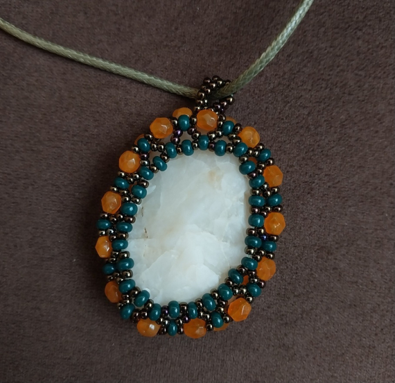 Альбом пользователя LanaGor: Кулон из белого камня