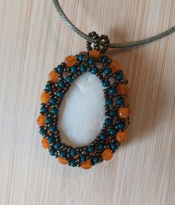 Альбом пользователя LanaGor: Кулон из белого камня