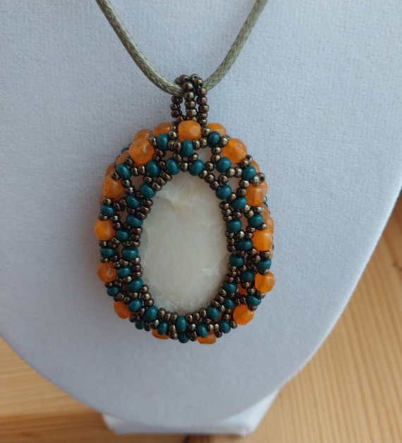 Альбом пользователя LanaGor: Кулон из белого камня