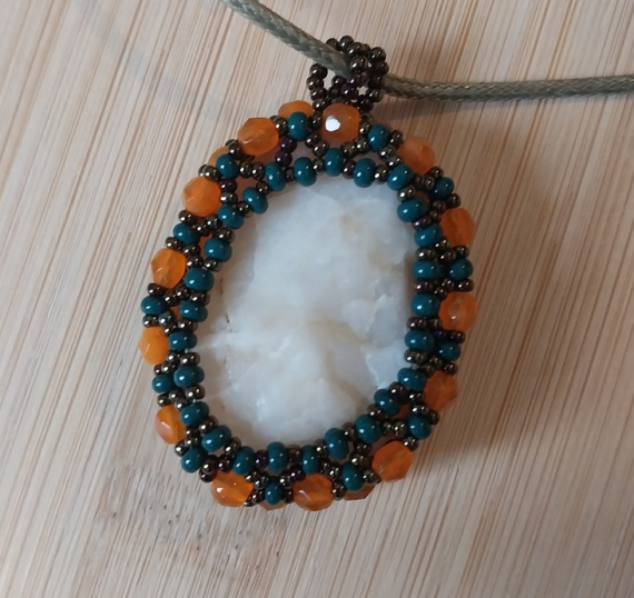 Альбом пользователя LanaGor: Кулон из белого камня